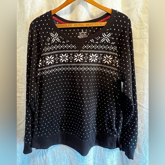 Cuddle duds sweater. Size large. Black and whiter. Snowflakes. Soft. - Picture 1 of 4